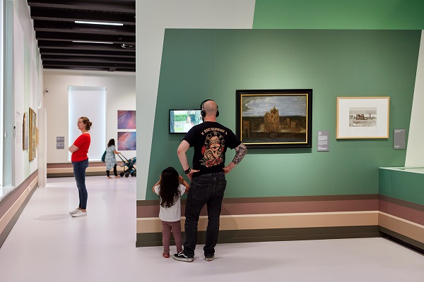 Bezoekers in de tentoonstelling Levend Landschap Fotografie Aad Hoogendoorn 3